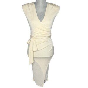 VESTIDO COLOR OFF WHITE, HERMOSO AJUSTADO TALLA  M.